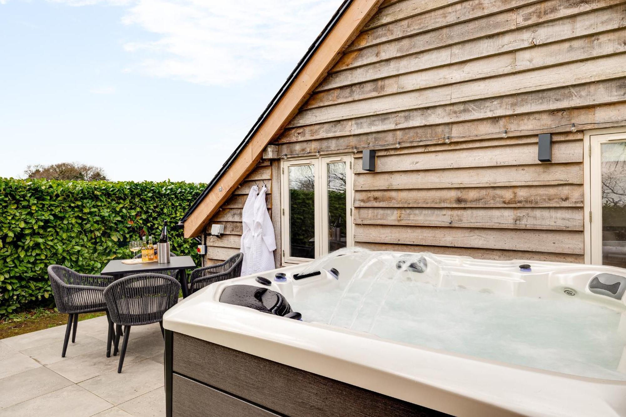 Oak Tree Hideaway Villa Уитчърч Екстериор снимка