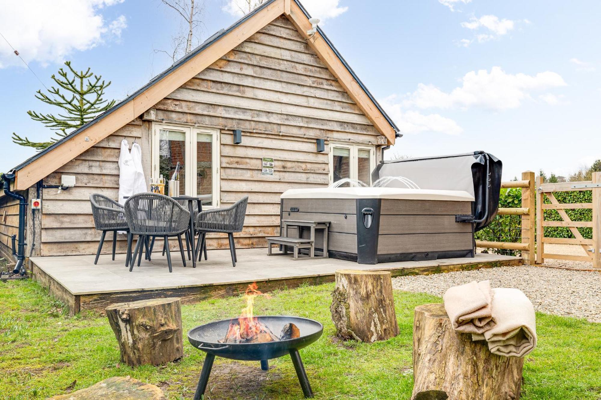 Oak Tree Hideaway Villa Уитчърч Екстериор снимка