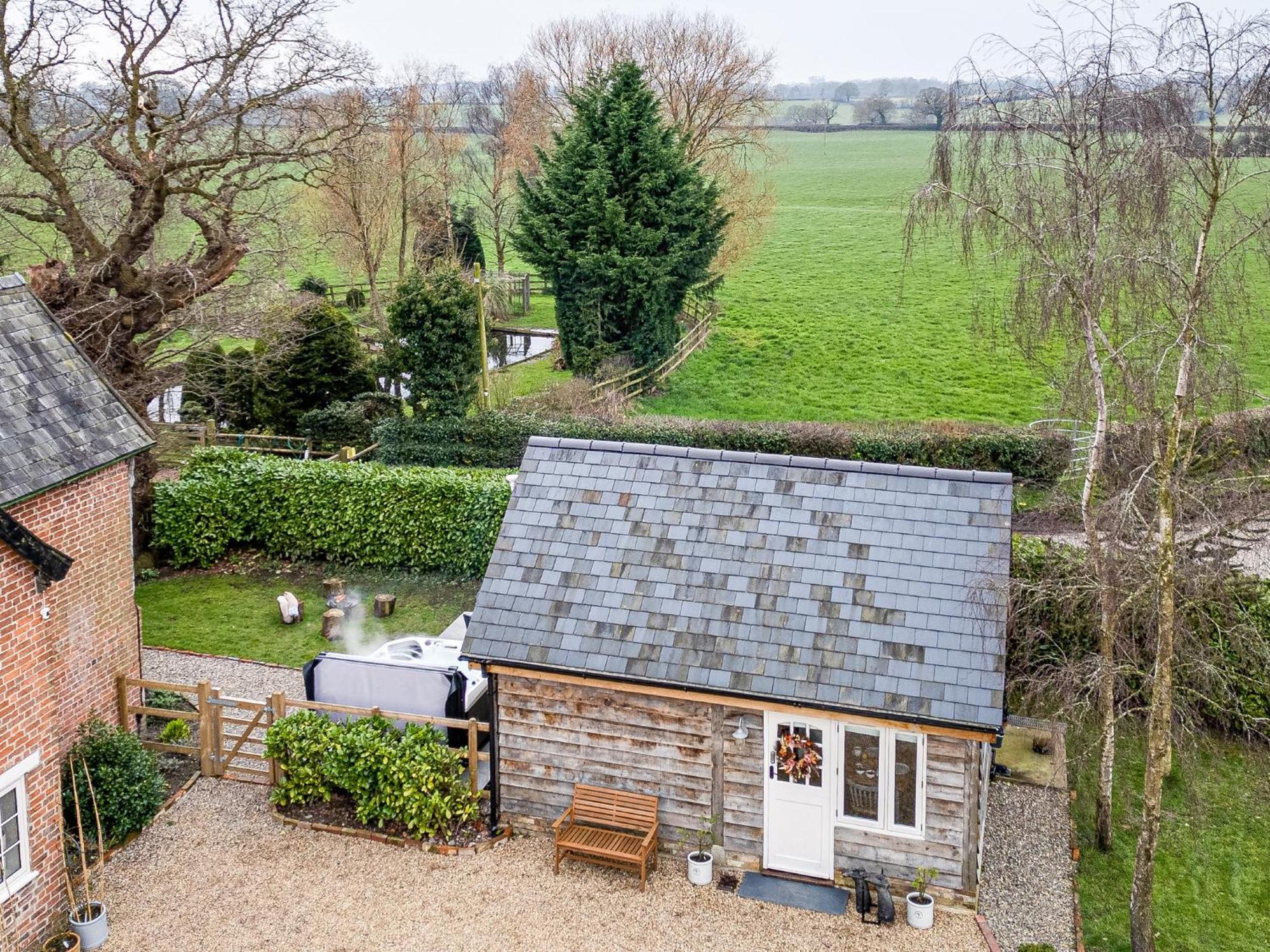 Oak Tree Hideaway Villa Уитчърч Екстериор снимка