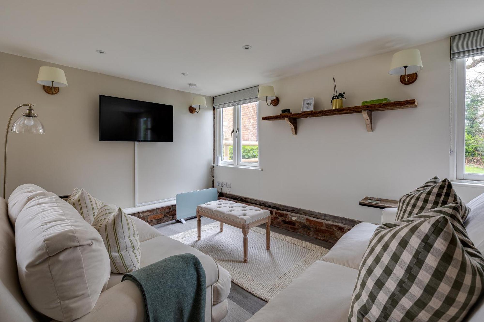 Oak Tree Hideaway Villa Уитчърч Екстериор снимка