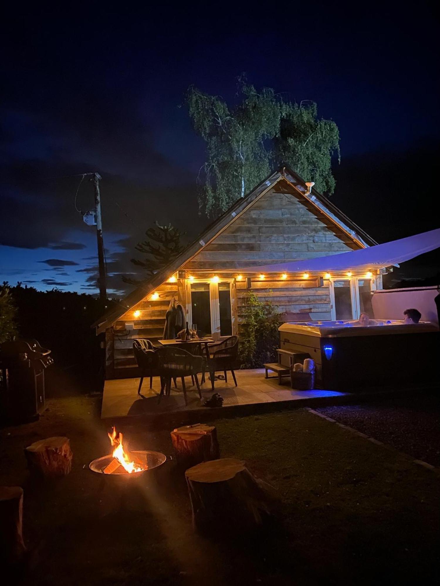 Oak Tree Hideaway Villa Уитчърч Екстериор снимка