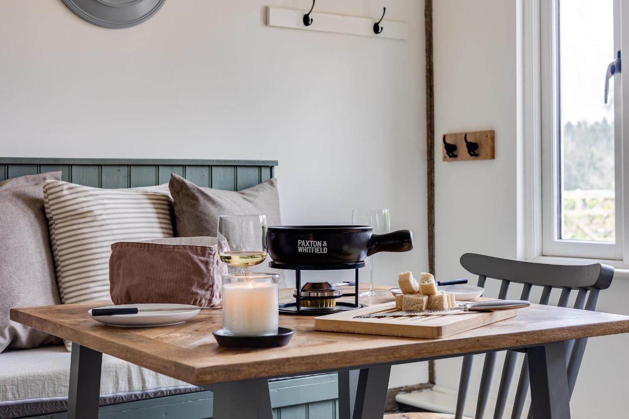 Oak Tree Hideaway Villa Уитчърч Екстериор снимка