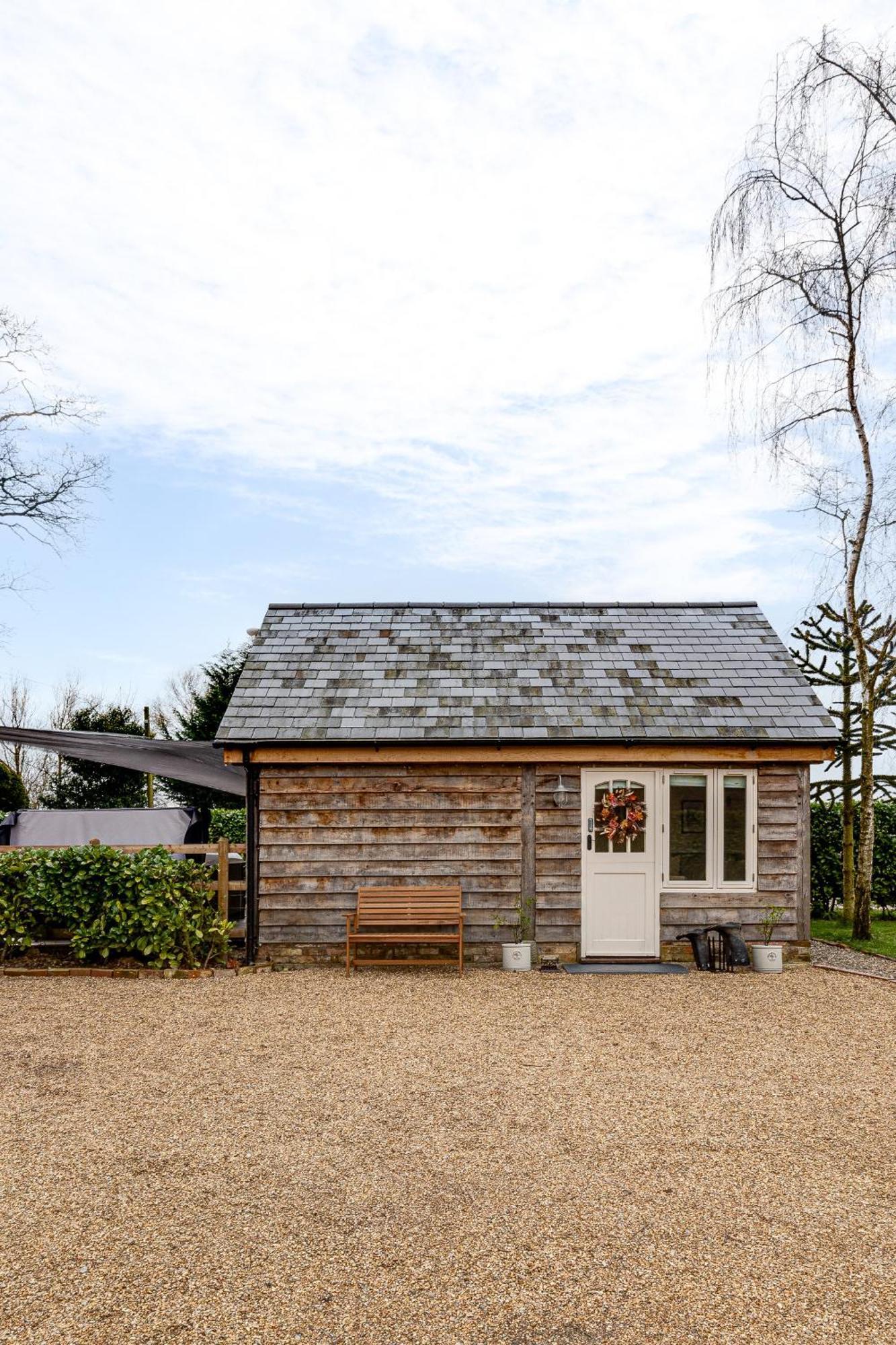 Oak Tree Hideaway Villa Уитчърч Екстериор снимка