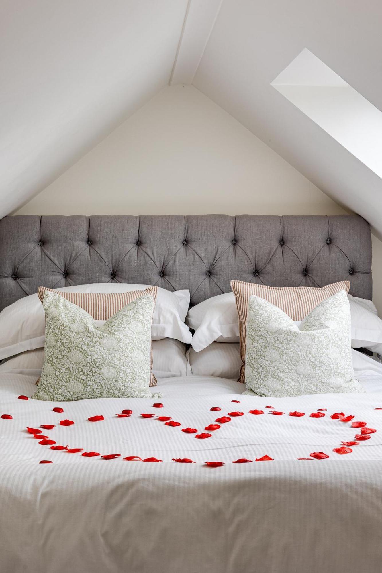 Oak Tree Hideaway Villa Уитчърч Екстериор снимка