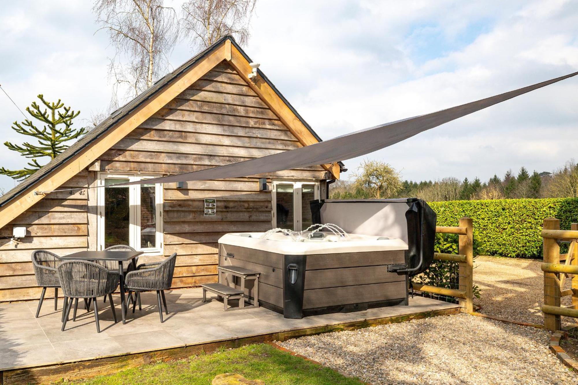 Oak Tree Hideaway Villa Уитчърч Екстериор снимка